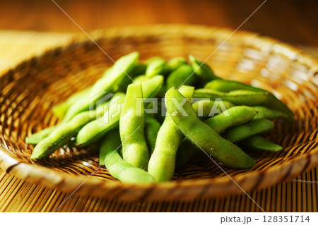 網ざるに盛った塩茹で枝豆 128351714
