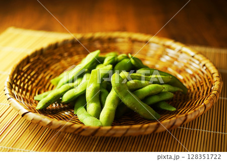 網ざるに盛った塩茹で枝豆 128351722