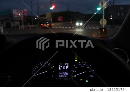 夜の交差点、運転席からの眺め 夜の交差点、運転席からの眺め 128351724