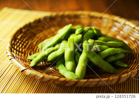 網ざるに盛った塩茹で枝豆 128351726