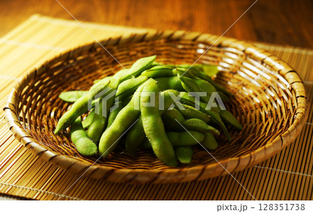 網ざるに盛った塩茹で枝豆 網ざるに盛った塩茹で枝豆 128351738