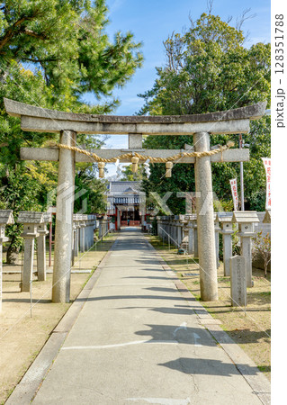 大阪府守口市佐太中町(菅原道真の領地)の佐太天神宮 鳥居と表参道 大阪府守口市佐太中町(菅原道真の領地)の佐太天神宮 鳥居と表参道 128351788