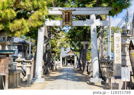兵庫県伊丹市宮ノ前の猪名野神社（有岡城跡の一部）　鳥居 128351789
