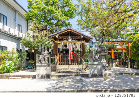 京都市北区平野桜木町の金攫八幡宮（きんかく八幡宮）　拝殿 128351793