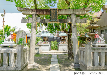 大阪市中央区玉造の玉造稲荷神社　新山稲荷神社と万慶稲荷神社　鳥居 128351800