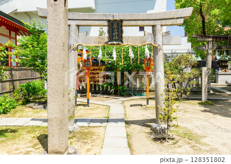 大阪市中央区玉造の玉造稲荷神社　厳島神社　鳥居 128351802