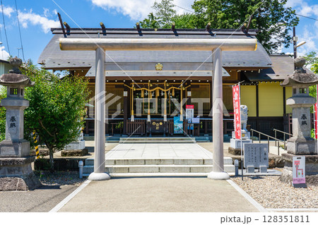 仙台市青葉区桜ヶ丘公園　櫻岡大神宮　鳥居と拝殿（伊達政宗が創建した神社） 128351811
