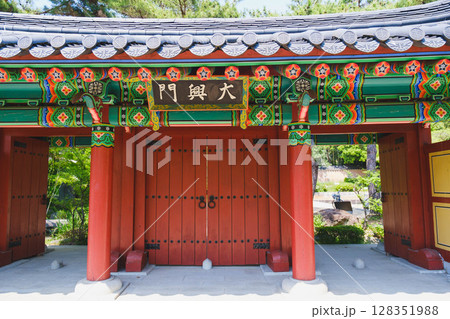 [花博記念公園 鶴見緑地]中国風の歴史的な建物 128351988