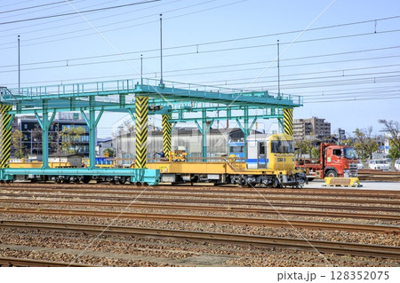 笠寺駅のレールセンターにてレールの積込みを受けるキヤ97 128352075