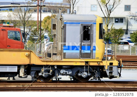 笠寺駅のレールセンターにてレールの積込みを受けるキヤ97 128352078