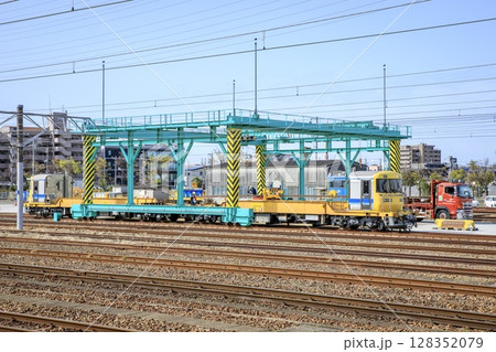 笠寺駅のレールセンターにてレールの積込みを受けるキヤ97 128352079