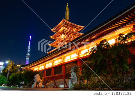 ライトアップされた浅草寺と五重塔 128352182