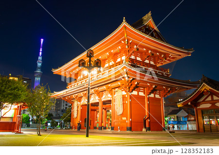 ライトアップされた浅草寺と五重塔 ライトアップされた浅草寺と五重塔 128352183
