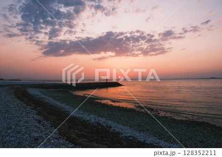 [泉南マーブルビーチ]美しい夕日の光に照らされた海岸 128352211