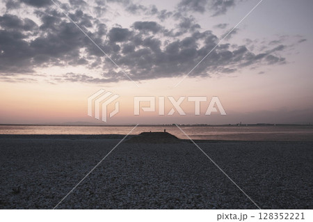 [泉南マーブルビーチ]美しい夕日の光に照らされた海岸 128352221