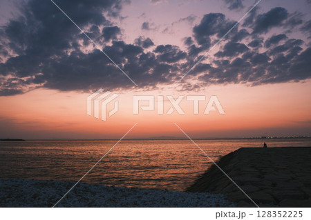 [泉南マーブルビーチ]美しい夕日の光に照らされた海岸 128352225