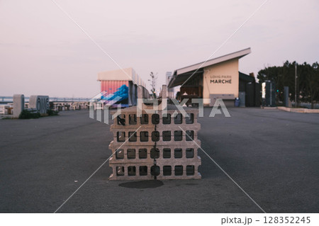 [泉南マーブルビーチ]ブロックが積み上げられた風景 128352245