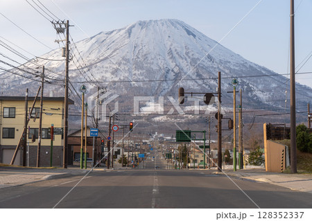 ニセコ　北海道　冬　スキー　　スノーボード　　ウインタースポーツ　羊蹄山　倶知安　アンヌプリ 128352337