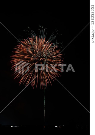 夏の夜空に咲く大輪の花火 128352353