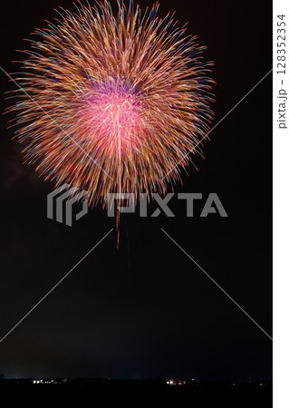 夏の夜空に咲く大輪の花火 128352354