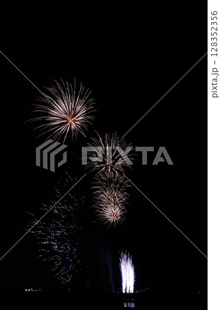 夏の夜空に咲く大輪の花火 128352356