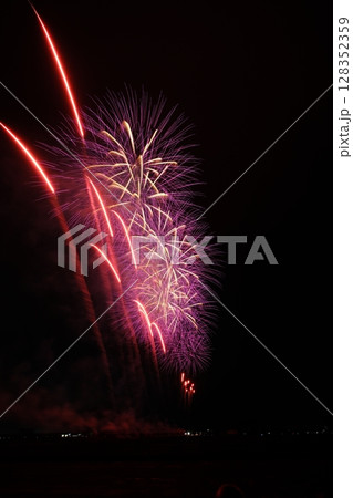 夏の夜空に咲く大輪の花火 128352359