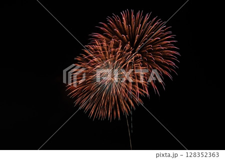 夏の夜空に咲く大輪の花火 128352363