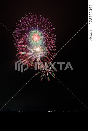 夏の夜空に咲く大輪の花火 128352364
