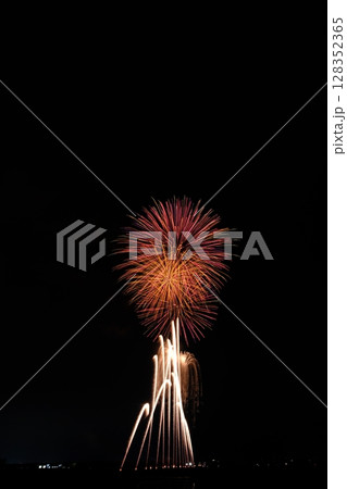 夏の夜空に咲く大輪の花火 128352365