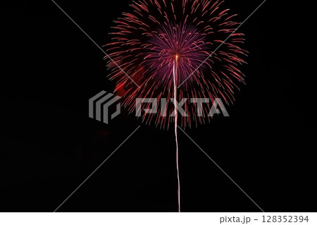 夏の夜空に咲く大輪の花火 128352394