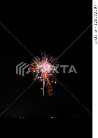 夏の夜空に咲く大輪の花火 128352397