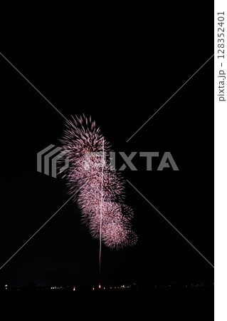 夏の夜空に咲く大輪の花火 夏の夜空に咲く大輪の花火 128352401