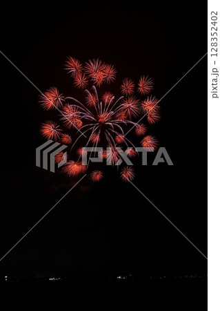 夏の夜空に咲く大輪の花火 128352402