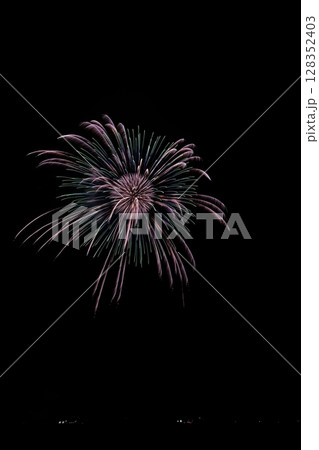 夏の夜空に咲く大輪の花火 128352403