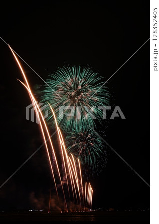 夏の夜空に咲く大輪の花火 128352405