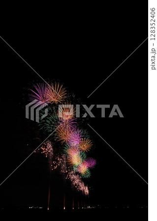 夏の夜空に咲く大輪の花火 128352406