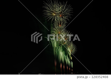 夏の夜空に咲く大輪の花火 128352408
