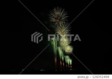 夏の夜空に咲く大輪の花火 128352409