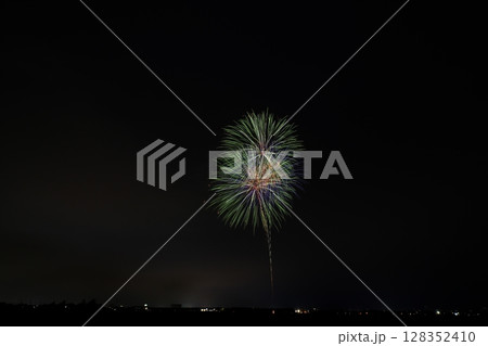 夏の夜空に咲く大輪の花火 128352410
