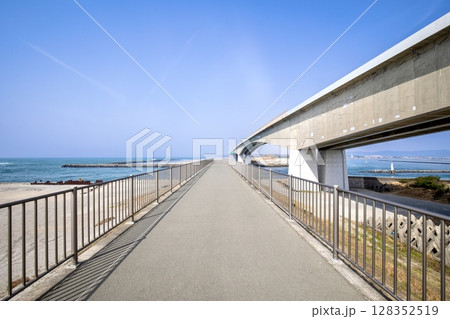 浜松市、舞坂堤の防潮堤から眺める今切口 浜松市、舞坂堤の防潮堤から眺める今切口 128352519