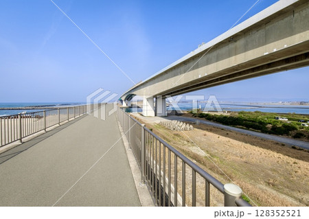 浜松市、舞坂堤の防潮堤から眺める今切口 浜松市、舞坂堤の防潮堤から眺める今切口 128352521