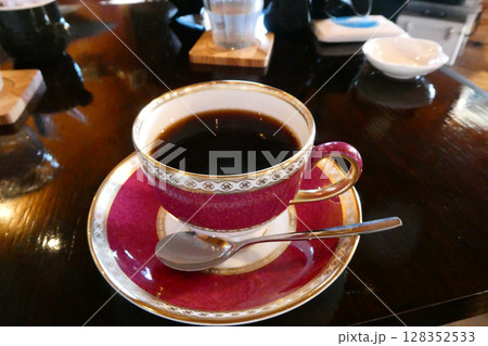 宮城県伊豆沼付近にある眺めの良いジャズ喫茶で飲むコヒー 128352533