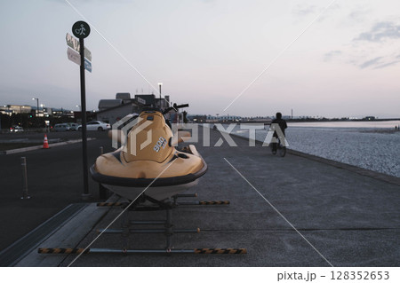 [泉南マーブルビーチ]水上オートバイが置かれている 128352653