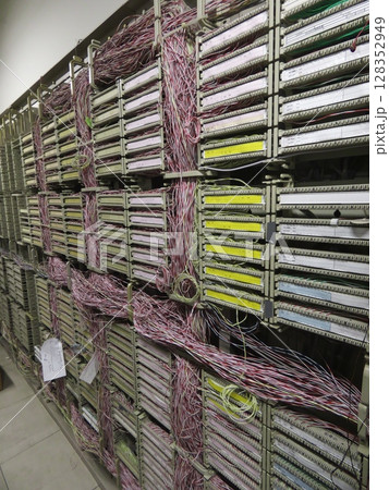 大規模通信基盤の心臓部、無数のケーブルが繋ぐ情報網 128352949