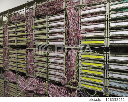 回線網の要衝、無数のケーブルが織りなす通信の中枢 回線網の要衝、無数のケーブルが織りなす通信の中枢 128352951