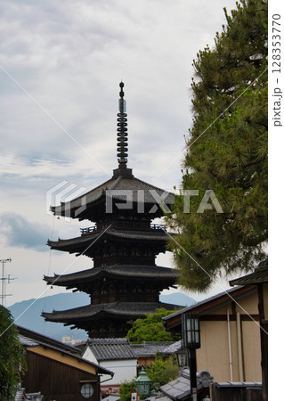法観寺（八坂の塔）を望む様子　　　京都 128353770