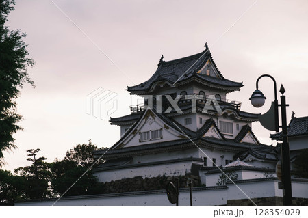 [岸城神社]夕日の光に照らされた岸和田城 128354029