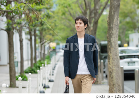 街を歩くビジネスマン 128354040