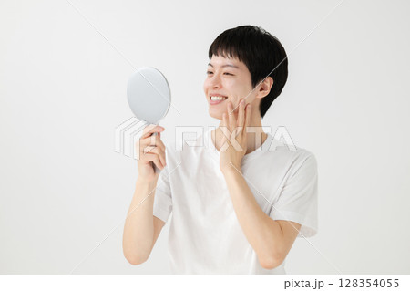 鏡を見て微笑む男性 鏡を見て微笑む男性 128354055