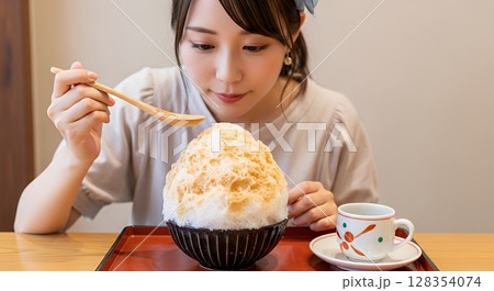 かき氷を食べる若い女性 128354074